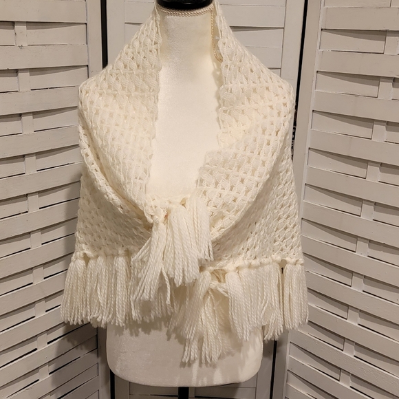 White Crotchet Handmade Shawl‎ - Picture 1 of 5